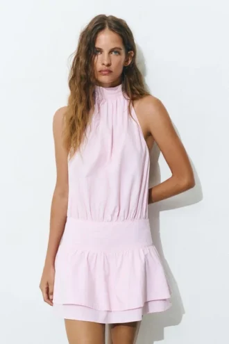 Abito corto a righe con scollo all’americana