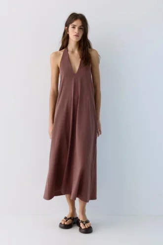 Abito midi con scollo all’americana
