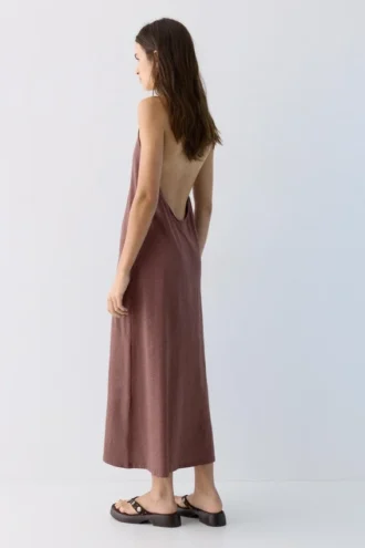 Abito midi con scollo all’americana