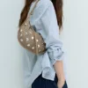 Borsa a tracolla con borchie Borsa a tracolla con borchie