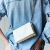 Borsa a tracolla con cuciture Borsa a tracolla con cuciture