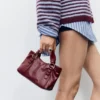 Borsa a tracolla con dettaglio ad anello Borsa a tracolla con dettaglio ad anello