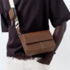Borsa a tracolla con impunture Borsa a tracolla con impunture