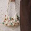 Borsa a tracolla in rete con decorazioni Borsa a tracolla in rete con decorazioni
