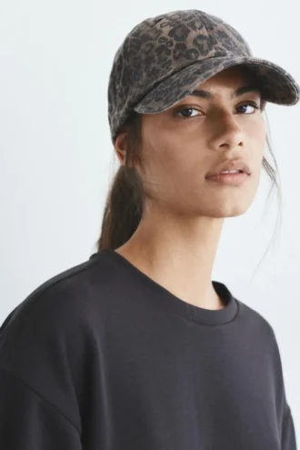Cappellino con stampa leopardata