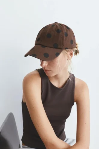Cappellino marrone a pois