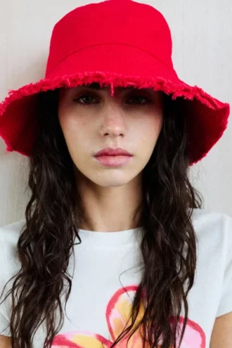 Cappello a secchiello con orlo sfrangiato