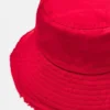Cappello a secchiello con orlo sfrangiato Cappello a secchiello con orlo sfrangiato