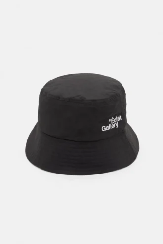 Cappello a secchiello con scritta tecnica
