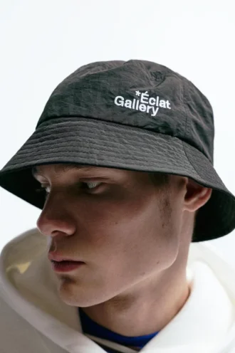 Cappello a secchiello con scritta tecnica