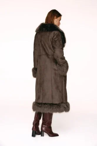Cappotto lungo con dettagli in pelliccia sintetica