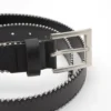 Cintura in ecopelle con bordi metallici