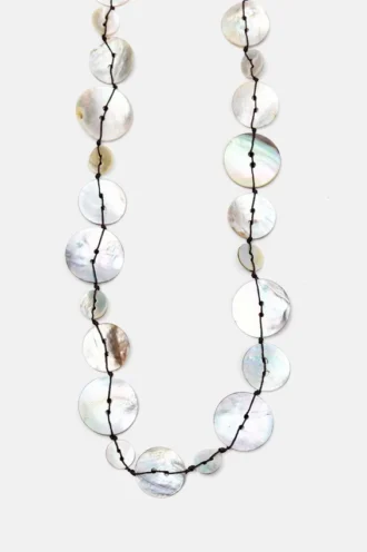 Collana con bottoni finitura madreperla