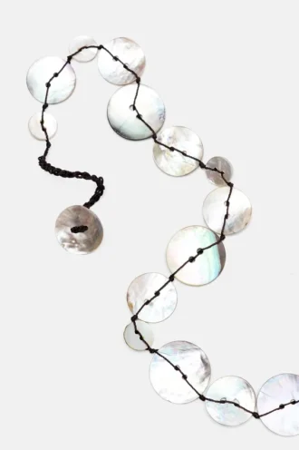 Collana con bottoni finitura madreperla