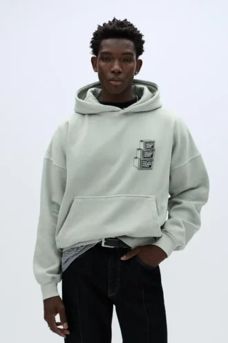 Felpa con cappuccio oversize e stampa grafica Felpa con cappuccio oversize e stampa grafica