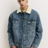 Giacca in denim con collo in finta pelle di montone Giacca in denim con collo in finta pelle di montone