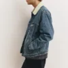 Giacca in denim con collo in finta pelle di montone Giacca in denim con collo in finta pelle di montone