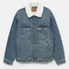Giacca in denim con collo in finta pelle di montone Giacca in denim con collo in finta pelle di montone