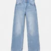 Jeans a gamba dritta con cuori in strass Jeans a gamba dritta con cuori in strass