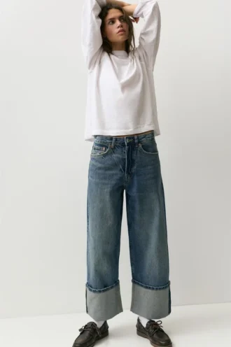 Jeans a gamba dritta e ampia con orli risvoltati