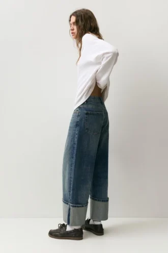 Jeans a gamba dritta e ampia con orli risvoltati