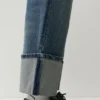 Jeans a gamba dritta e ampia con orli risvoltati