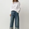 Jeans a gamba dritta e ampia con orli risvoltati