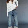 Jeans a gamba dritta e ampia con orli risvoltati