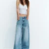 Jeans a vita bassa e gamba larga Jeans a vita bassa e gamba larga