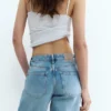 Jeans a vita bassa e gamba larga Jeans a vita bassa e gamba larga