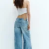 Jeans a vita bassa e gamba larga Jeans a vita bassa e gamba larga