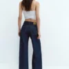Jeans a vita bassa e gamba larga Jeans a vita bassa e gamba larga