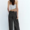 Jeans a vita bassa e gamba larga Jeans a vita bassa e gamba larga