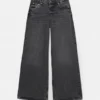 Jeans a vita bassa e gamba larga Jeans a vita bassa e gamba larga
