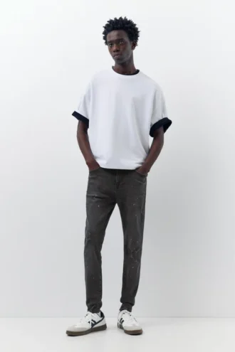 Jeans a zampa con effetto schizzi di vernice