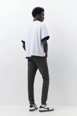 Jeans a zampa con effetto schizzi di vernice