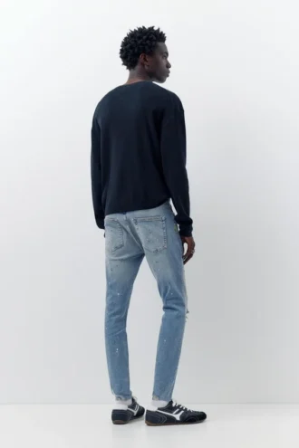 Jeans a zampa con effetto schizzi di vernice