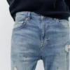 Jeans a zampa con effetto schizzi di vernice