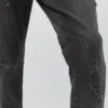 Jeans a zampa con effetto schizzi di vernice