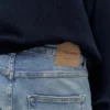 Jeans a zampa con effetto schizzi di vernice