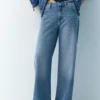 Jeans baggy a gamba dritta con strass Jeans baggy a gamba dritta con strass