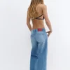 Jeans baggy con ricamo a forma di ciliegia Jeans baggy con ricamo a forma di ciliegia