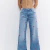 Jeans baggy con ricamo a forma di ciliegia Jeans baggy con ricamo a forma di ciliegia