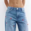 Jeans baggy con ricamo a forma di ciliegia Jeans baggy con ricamo a forma di ciliegia