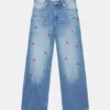 Jeans baggy con ricamo a forma di ciliegia Jeans baggy con ricamo a forma di ciliegia