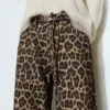 Jeans con stampa leopardata e coulisse Jeans con stampa leopardata e coulisse