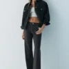 Jeans larghi con stampa leopardata e borchie Jeans larghi con stampa leopardata e borchie