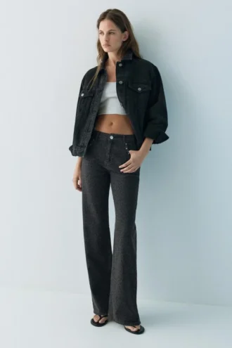 Jeans larghi con stampa leopardata e borchie