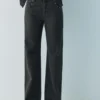 Jeans larghi con stampa leopardata e borchie Jeans larghi con stampa leopardata e borchie