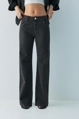 Jeans larghi con stampa leopardata e borchie